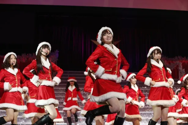 【写真】「乃木坂46 Merry X'mas Show 2013」の名の通りサンタクロースの衣装で登場した乃木坂46のメンバー