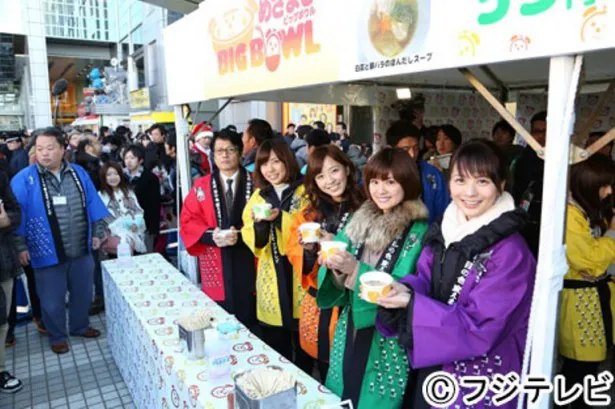 55円スープを販売中の(左から)亀山社長、山崎夕貴アナ、内田アナ、曽田麻衣子、高見侑里