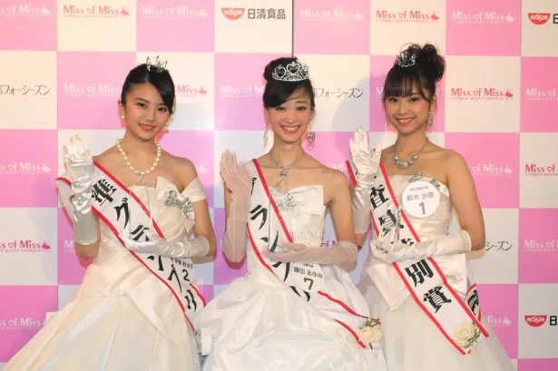 「Miss of Miss CAMPUS QUEEN CONTEST 2014」グランプリの立教大学・鎌田あゆみさん(中央)、準グランプリの近畿大学・伊東紗冶子さん(左)、審査員特別賞の青山学院大学・鈴木沙耶さん(右)