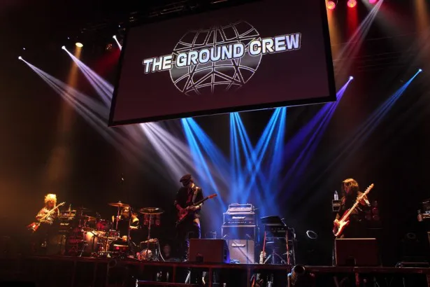 夜公演の10曲目はバンドによるインストゥルメンタル「THE GROUND CREW」
