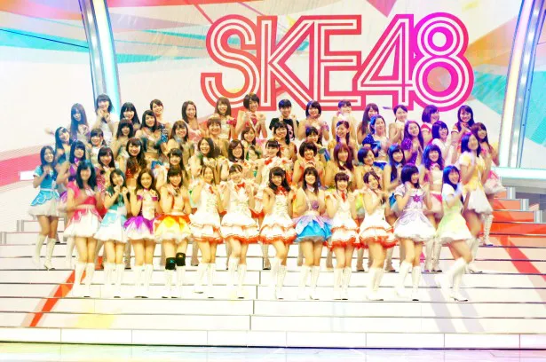 「紅白歌合戦」で「賛成カワイイ！」を披露するSKE48