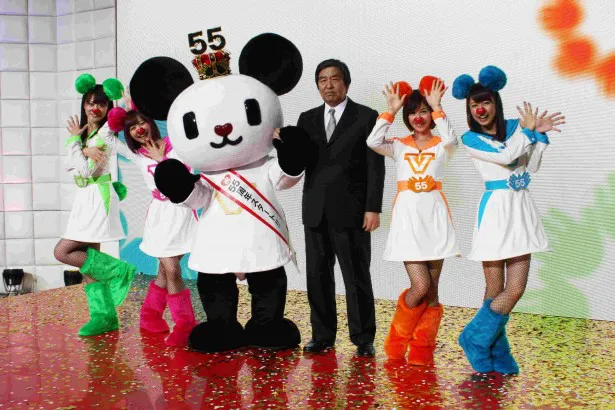 テレビ朝日開局55周年を記念して結成された“ゴーちゃん。GIRLS”と早河洋代表取締役社長