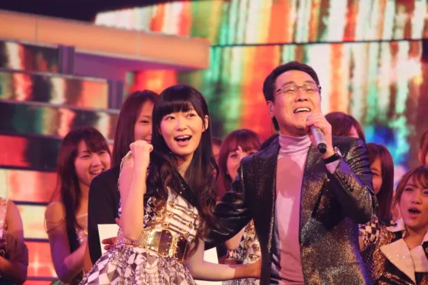HKT48・指原莉乃と歌う五木ひろし。バックではAKB48のメンバーがダンス！