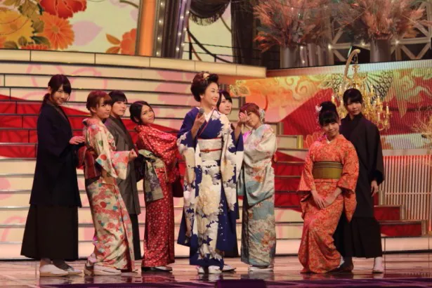伍代夏子(中央)は、AKB48のメンバーをバックに「金木犀」を歌う