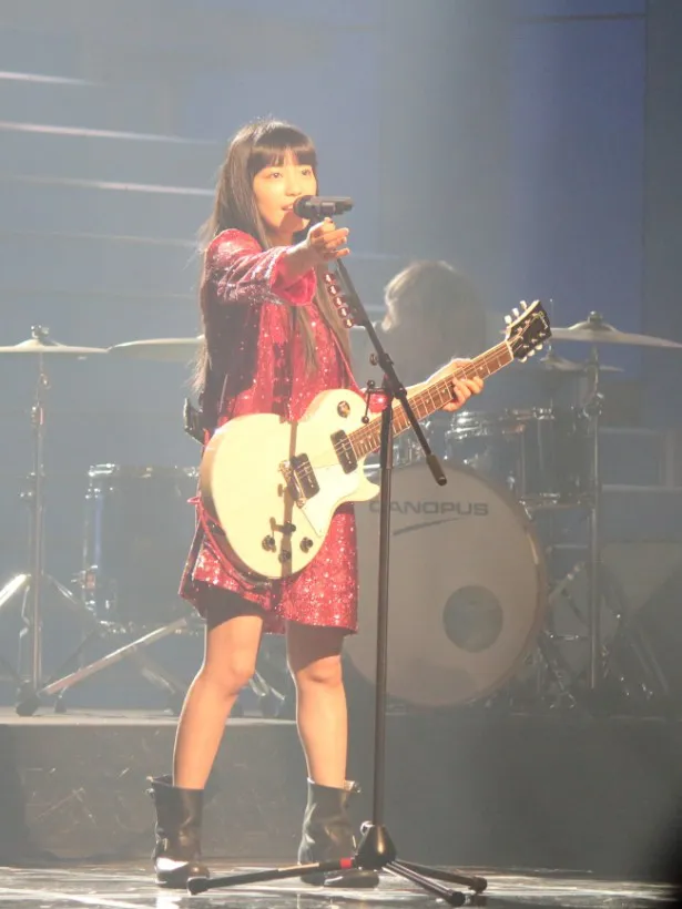 初出場のmiwaはバンド演奏で「ヒカリへ」を歌う