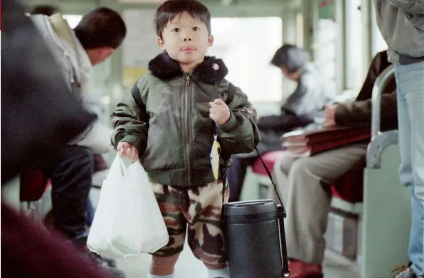 “はじめてのおつかい”に挑戦する亀田和毅(当時4歳)。工事現場で働く父・史郎さんのために、お弁当を届ける