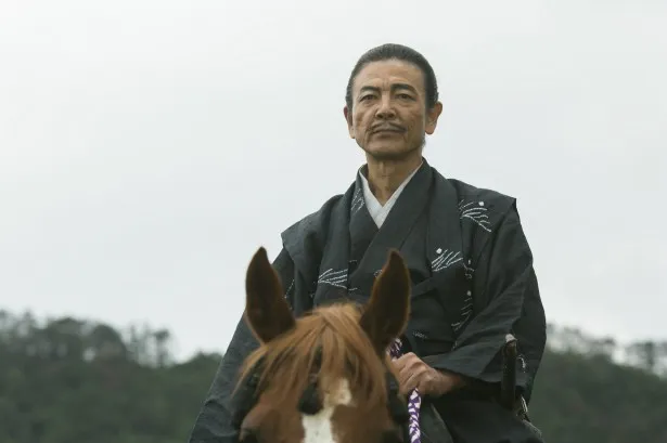 【写真】柴田演じる職隆は、官兵衛を小寺政職の下で働かせる