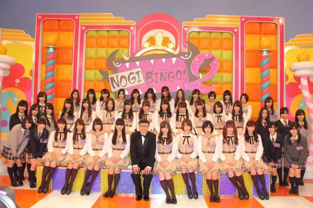 新たに2期生も加わり、AKB48を超えるための企画が満載の「NOGIBINGO！2」に出演する乃木坂46のメンバーとMCのイジリー岡田