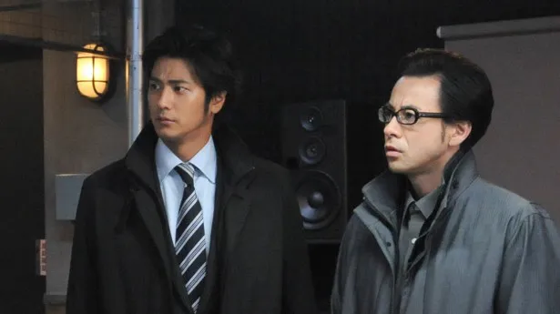 「緊急取調室」(テレビ朝日系)で捜査一課の刑事を演じる速水もこみち、鈴木浩介(写真左から)