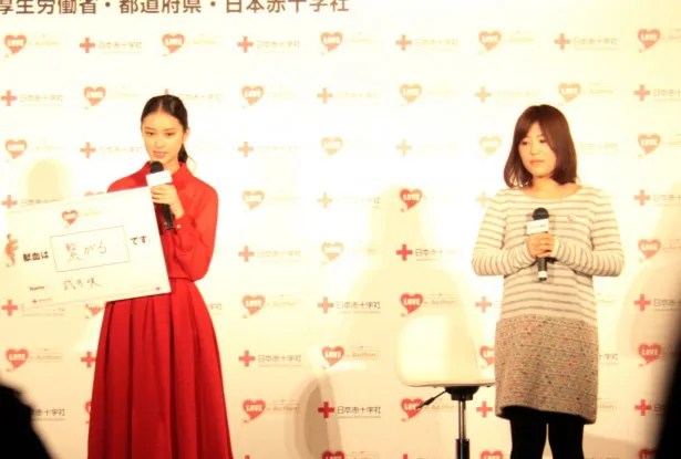 【写真】献血を「繋がる」という言葉で表現した武井咲(左)と輸血経験者で看護師の遊佐つぐみ氏(右)