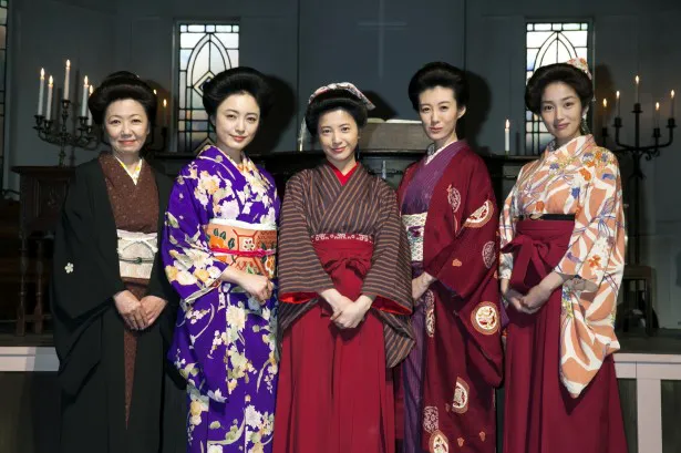次期連続テレビ小説「花子とアン」の取材会に登場した(左から)浅田美代子、仲間由紀恵、吉高由里子、ともさかりえ、高梨臨