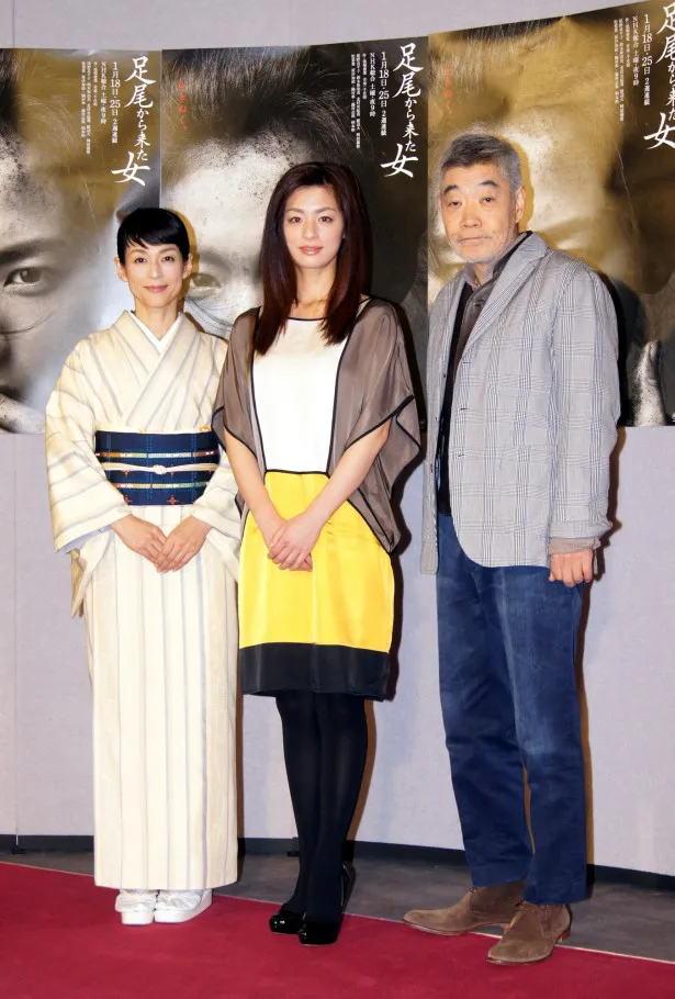 ドラマ「足尾から来た女」の会見に登場した(左から)鈴木保奈美、尾野真千子、柄本明