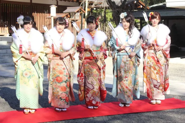 東京・乃木坂の乃木神社で成人式に臨んだ乃木坂46の(左から)伊藤かりん、秋元真夏、斉藤優里、高山一実、西川七海