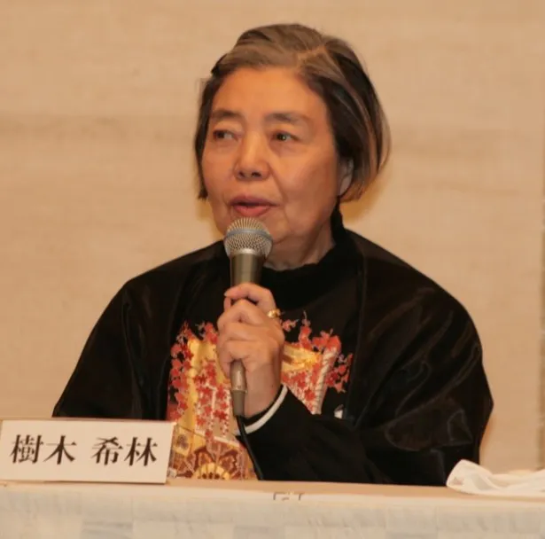 樹木希林はアカデミー賞協会の会長らが退席する際、「背広来た人たちが頭下げてると謝罪会見みたいね」と語り、報道陣の笑いを誘った