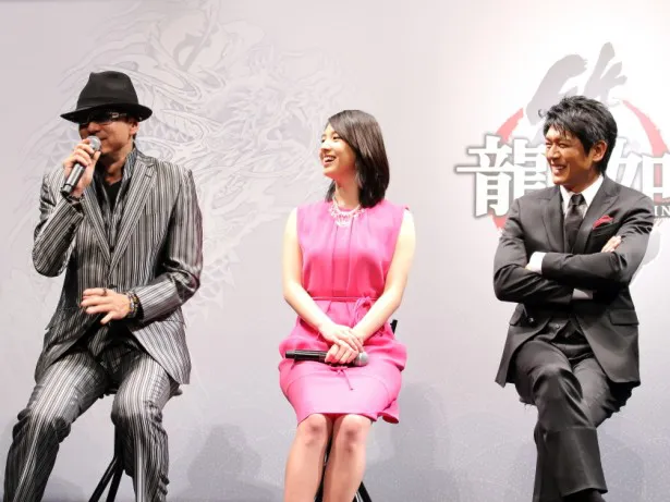 桜庭(中央)のお気に入りのキャラクターは黒田(左)演じる「斎藤一」。「声がすてきでキュンキュンします」と語り、黒田もうれしそうな顔に