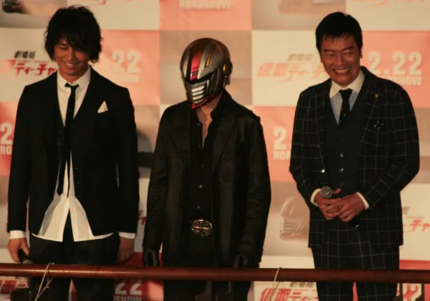 劇場版「仮面ティーチャー」の完成披露プレミア上映会に斎藤工（写真左)、遠藤憲一(写真右)と共に仮面ティーチャーが登場。会場を沸かせた