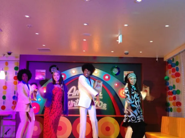 【写真】ダンサーたちと「ザッツザウエイ」を踊る保田圭(右端)と石川梨華(左から2人目)