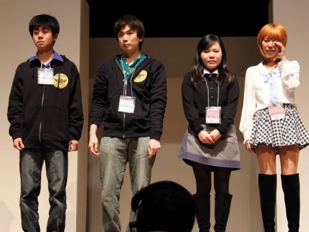 (左から)「親子ハンター日本一」の”ぶんどりメラルー”チーム、「女子ハンター日本一」の”るぴミニ。”チーム。“るぴミニ。”は涙を浮かべた