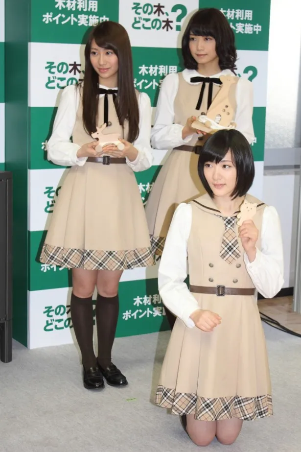 「木材利用ポイント」をPRする(左から)桜井玲香、深川麻衣、生駒里奈