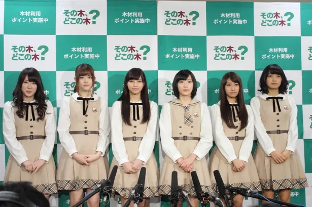 囲み取材に臨む乃木坂46のメンバー