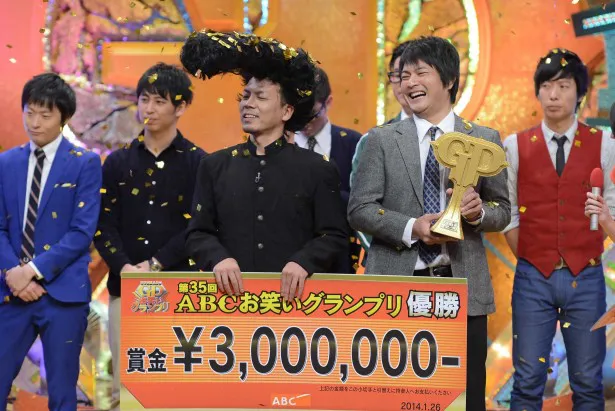 優勝賞金300万円を獲得した天竺鼠・瀬下(右)は「7年前に結婚して、やっと結婚指輪が買える」と喜びを