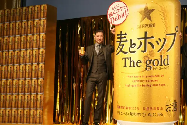 「サッポロ　麦とホップ　The gold」の新CM発表会に浅野忠信と岡田准一が登場