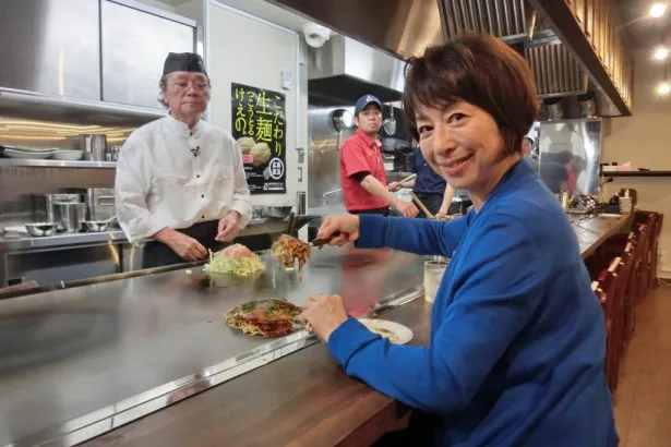 阿川は出来たてのお好み焼きをパクリ