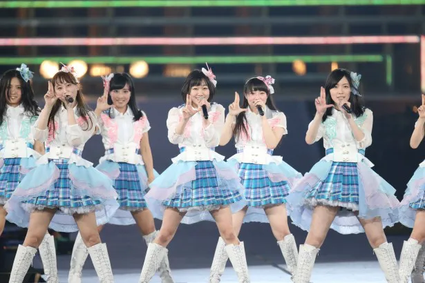 ナゴヤドーム公演初日で次期シングル「未来とは？」を“逆回転”で披露する(前列左から)松井玲奈、須田亜香里、松井珠理奈らSKE48の選抜メンバー