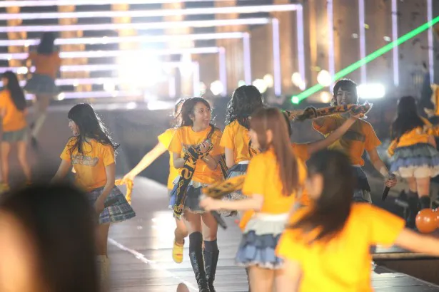 SKE48のメンバーは、サブステージや花道でもパフォーマンスを披露