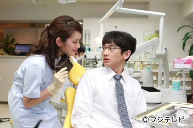 【写真】光生(右)が通う歯科医院で、光生のグチや嘆きを受け止める歯科衛生士・依田令美(左)を演じる筧美和子