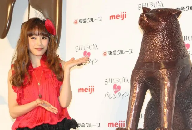 「SHIBUYA de バレンタイン」の記者発表会に登場した高橋愛と実物大の“チョコレートハチ公像”