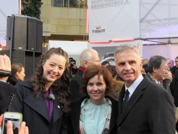 【写真】笑顔を見せる春香クリスティーン(左)、スイス連邦のディディエ・ブルカルテール大統領(右)とその夫人(中)