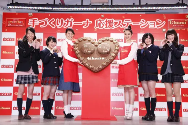 “手作り女子”の女子高校生4人と一緒にフォトセッションに臨む長澤まさみと武井咲