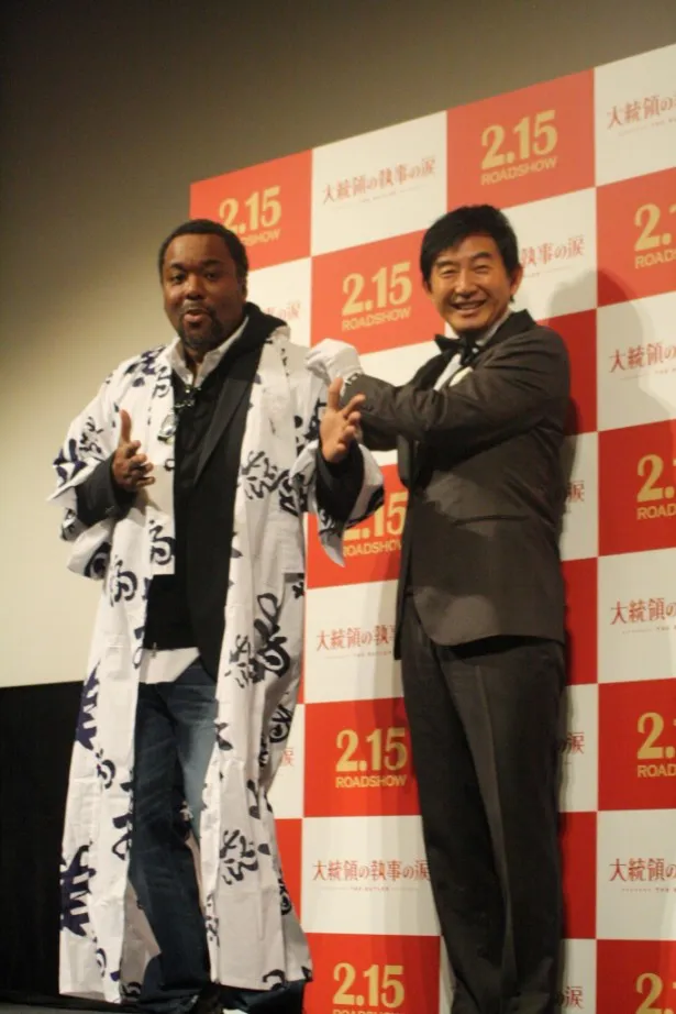 石田純一(右)にプレゼントされた日本式のパジャマともいえる浴衣にご満悦のリー・ダニエルズ監督(左)
