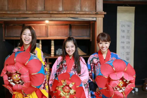 【写真】E-girls3人の沖縄民族衣装姿はこちら(左から生田梨沙、中嶋桃花、Aya）