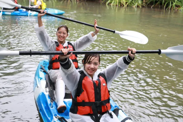 西表島でカヌーに乗る生田と中嶋