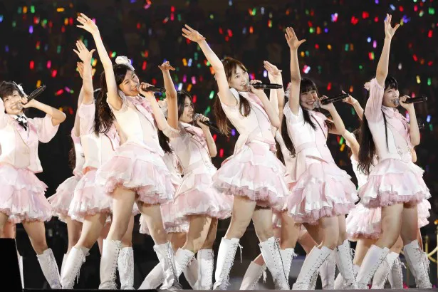 AKB48の「10年桜」を披露すると、ファンも大盛り上がり