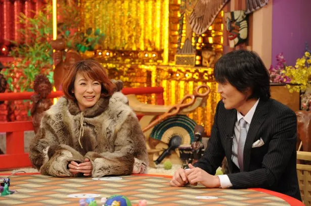 「世界の村で発見！こんなところに日本人」に出演の佐藤仁美(左)とMCを務める千原ジュニア(右)