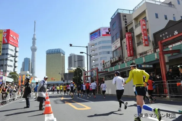 目の前に東京スカイツリーを望みながら浅草を走るランナーたち(28km付近)