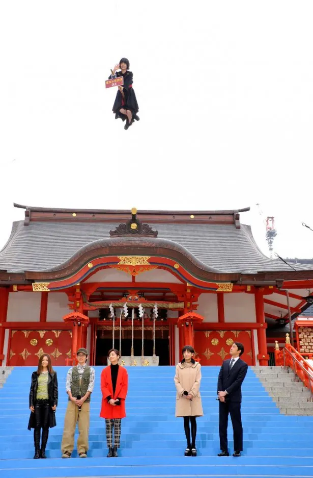 【写真】キキの衣装で上空から登場する小芝