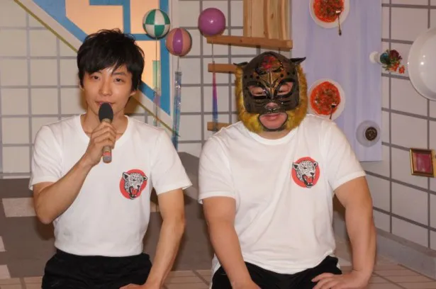 塚地(右)はコント「マスクを継ぐ者」より覆面レスラー・スーパージャガーマスク、星野(左)はプロレス練習生の衣装で登場