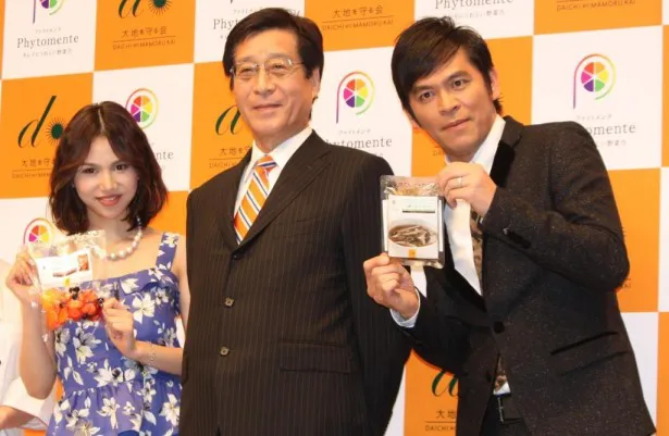 「ファイトメンテ」シリーズの記者発表会に登場した水沢アリー(左)と岡田圭右(右)