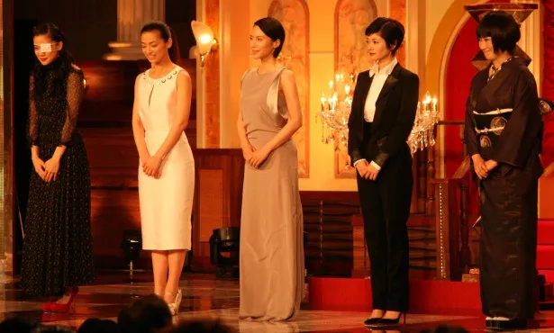 優秀助演女優賞を受賞した(左から)蒼井優、尾野真千子、中谷美紀、真木よう子、余貴美子