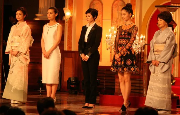 優秀主演女優賞を受賞した(左から)上戸彩、尾野真千子、真木よう子、宮崎あおい、吉行和子