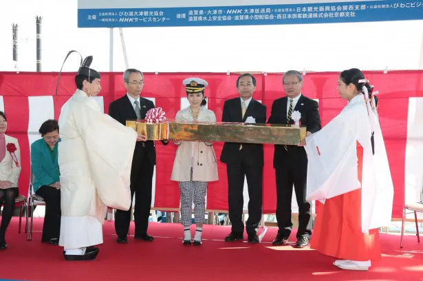 黄金の鍵伝達式において、黄金の鍵を伝達される松岡ら 