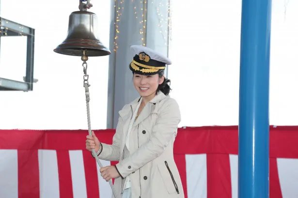 松岡は観光船ミシガンの出航合図のベルを鳴らす
