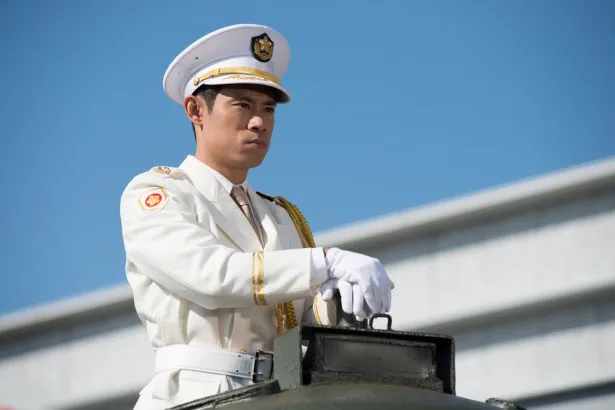 【写真】戦車を使ったパレードシーンに登場する田口公平役の伊藤淳史