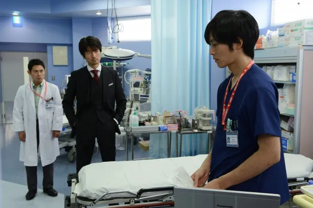 ドラマ「チーム・バチスタ2　ジェネラル・ルージュの凱旋」('10年)では研修医だったが、映画では救命救急医に成長している松坂桃李(右)演じる滝沢