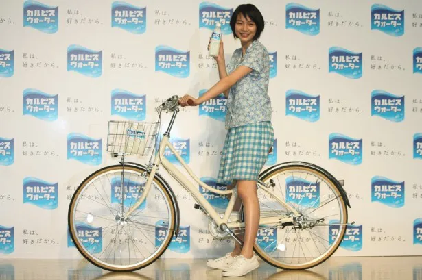 【写真】CMで乗っているものと同じ型の自転車に乗って現れた能年玲奈