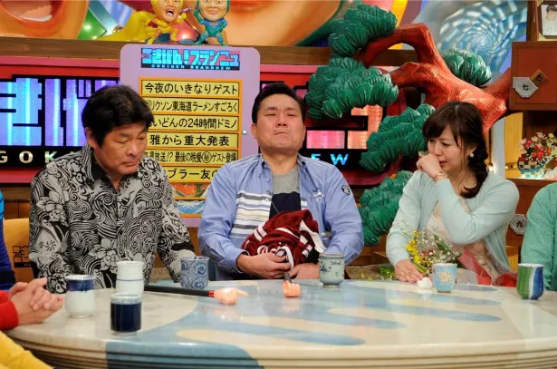 【写真】番組のラスト、桂アナ(右)のあいさつに号泣するトミーズ雅(中央)